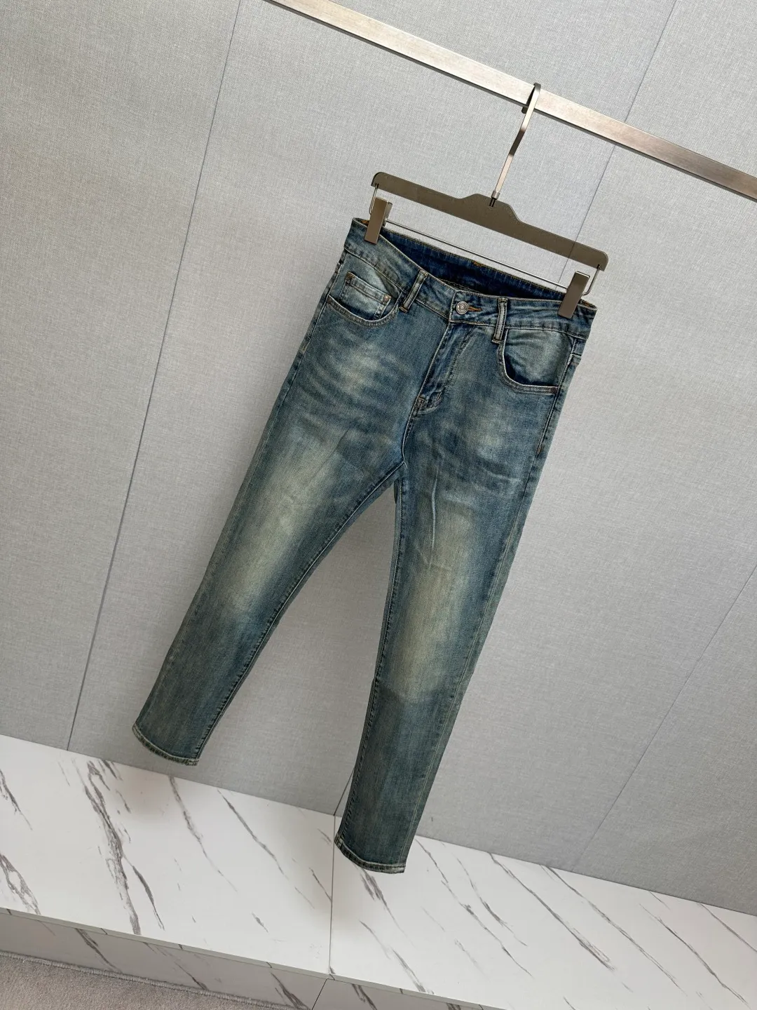 Available at the official website counter at the same time, the Original is a very stylish pair of jeans, with customized original washed denim fabric, unique design, top-notch printing technology letter pattern logo, original hardware accessories decoration, an extremely outstanding pair of jeans, the materials and craftsmanship are extremely luxurious and exquisite, extremely high-grade, handsome and stylish upper body, recommended 👍, Sizes: 29-38